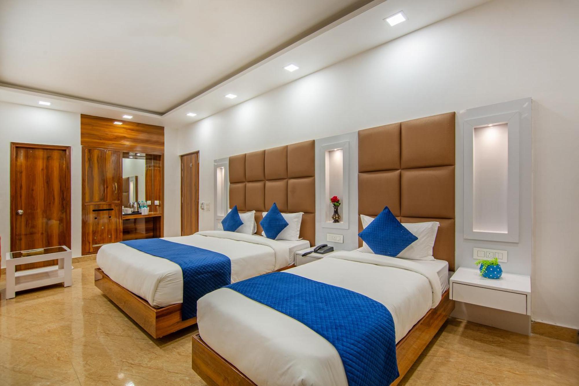 Rahul Palace By Golden Tree Near Metro Station And Ajmal Khan Market 新德里 外观 照片