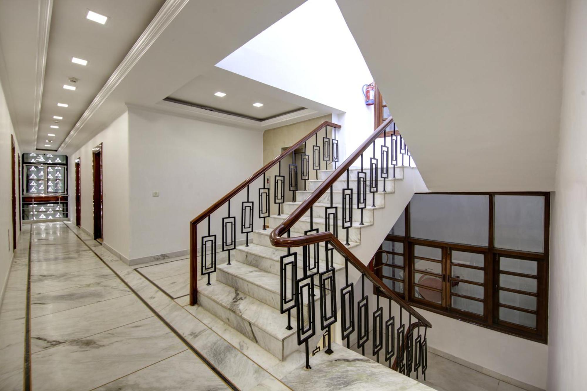 Rahul Palace By Golden Tree Near Metro Station And Ajmal Khan Market 新德里 外观 照片