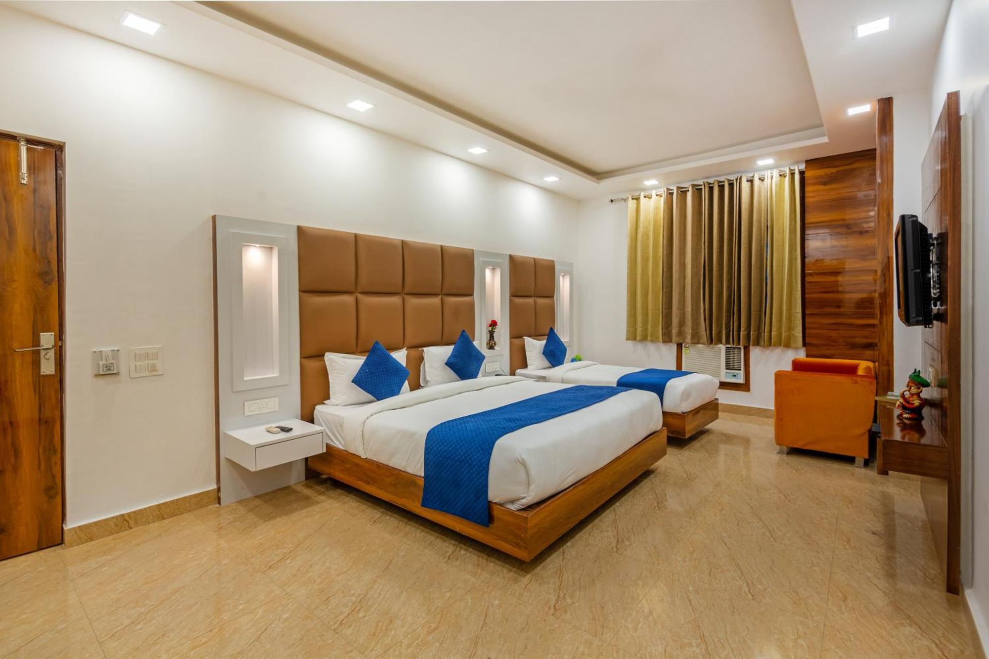 Rahul Palace By Golden Tree Near Metro Station And Ajmal Khan Market 新德里 外观 照片