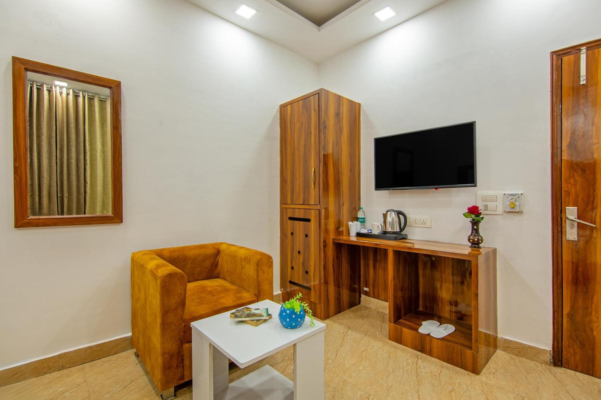 Rahul Palace By Golden Tree Near Metro Station And Ajmal Khan Market 新德里 外观 照片